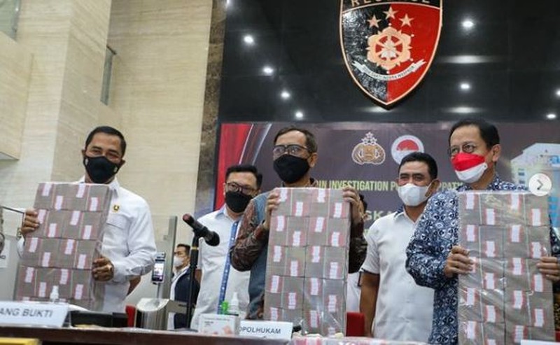 Mahfud MD di  konferensi pers pengungkapan tindak pidana pencucian uang dari peredaran obat ilegal sejumlah 531 Miliar di Bareskrim Mabes Polri. (Instagram/Mahfud MD)