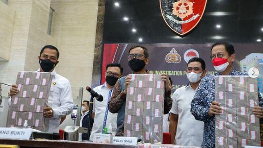 Mahfud MD di  konferensi pers pengungkapan tindak pidana pencucian uang dari peredaran obat ilegal sejumlah 531 Miliar di Bareskrim Mabes Polri. (Instagram/Mahfud MD)