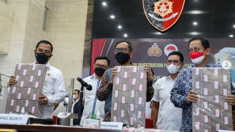 Mahfud MD di  konferensi pers pengungkapan tindak pidana pencucian uang dari peredaran obat ilegal sejumlah 531 Miliar di Bareskrim Mabes Polri. (Instagram/Mahfud MD)