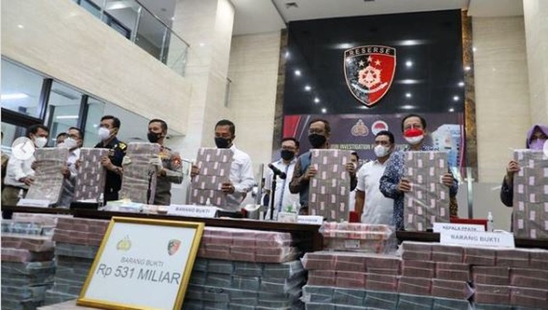Mahfud MD di  konferensi pers pengungkapan tindak pidana pencucian uang dari peredaran obat ilegal sejumlah 531 Miliar di Bareskrim Mabes Polri. (Instagram/Mahfud MD)