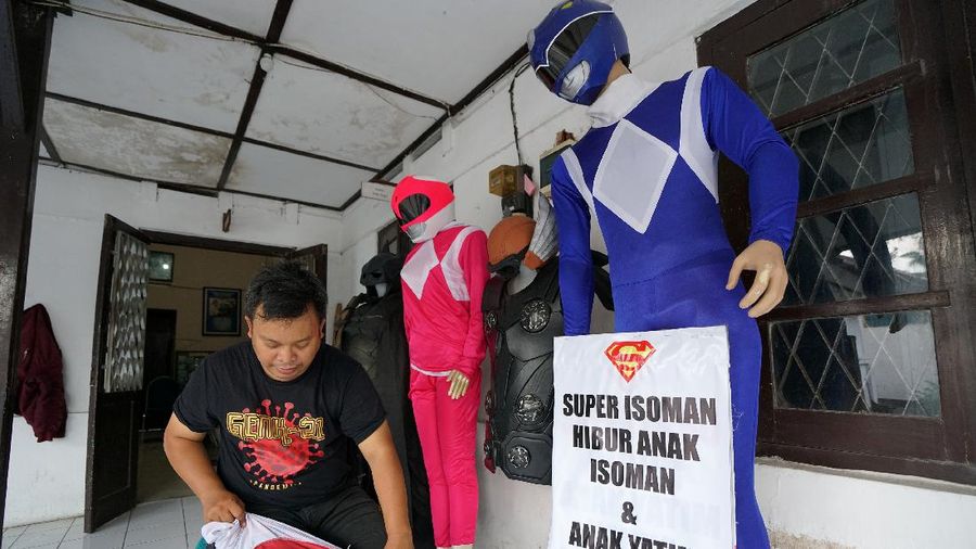 Agus Widanarko, 40, wears a Spiderman costume while driving as he prepares to entertain children confined to their homes due to coronavirus disease (COVID-19) restrictions, in Sukoharjo, Central Java province, Indonesia, September 10, 2021. Picture taken September 10, 2021. REUTERS/Stringer NO RESALES. NO ARCHIVES