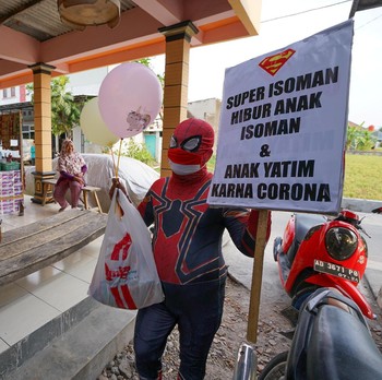 Intip Kegiatan Pria 'Super Isoman' Hibur Anak-Anak