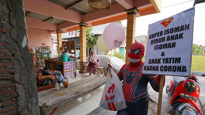 Agus Widanarko, 40, wears a Spiderman costume while driving as he prepares to entertain children confined to their homes due to coronavirus disease (COVID-19) restrictions, in Sukoharjo, Central Java province, Indonesia, September 10, 2021. Picture taken September 10, 2021. REUTERS/Stringer NO RESALES. NO ARCHIVES