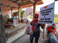 Intip Kegiatan Pria 'Super Isoman' Hibur Anak-Anak