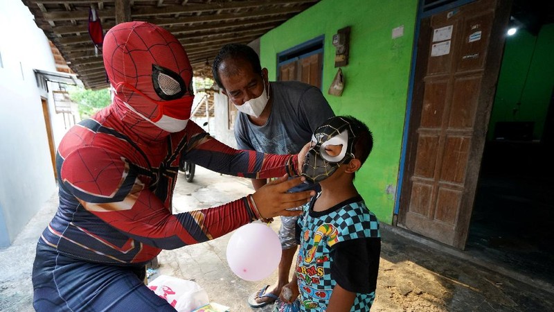 Agus Widanarko, 40, wears a Spiderman costume while driving as he prepares to entertain children confined to their homes due to coronavirus disease (COVID-19) restrictions, in Sukoharjo, Central Java province, Indonesia, September 10, 2021. Picture taken September 10, 2021. REUTERS/Stringer NO RESALES. NO ARCHIVES