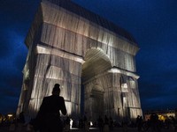 Intip Arc de Triomphe Paris Diselimuti Plastik Daur Ulang