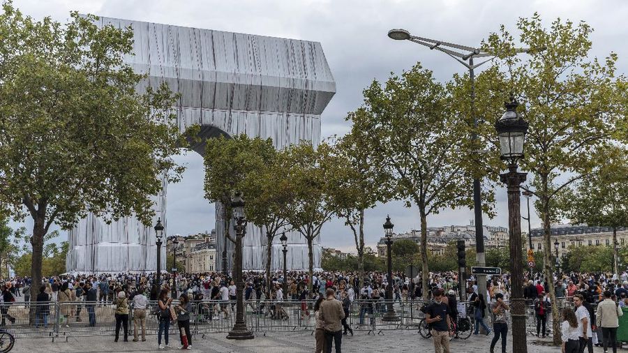 Mexican tourists pose for a selfie in front of the wrapped Arc de Triomphe monument Saturday, Sept. 18, 2021 in Paris. The 