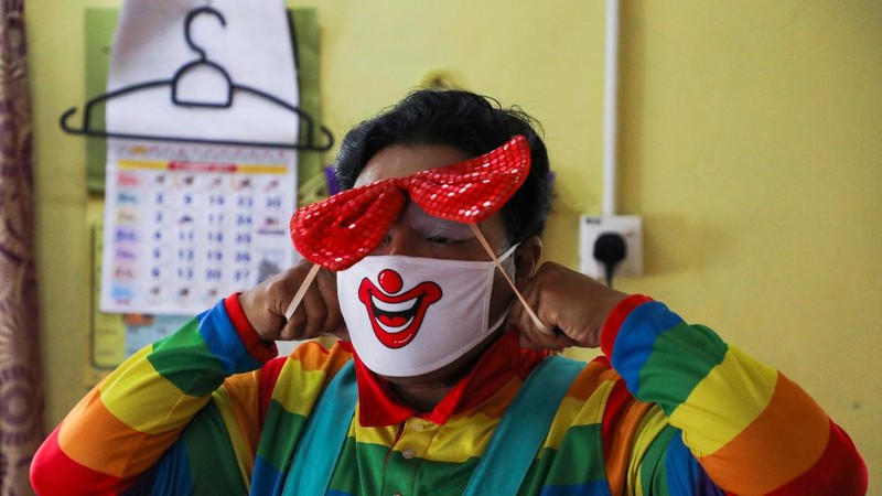 Shaharul Hisam bin Baharuddin, 43, dressed as a clown, disinfects a prayer room inside a shopping mall in Taiping, Malaysia September 10, 2021. Picture taken September 10, 2021. REUTERS/Lim Huey Teng