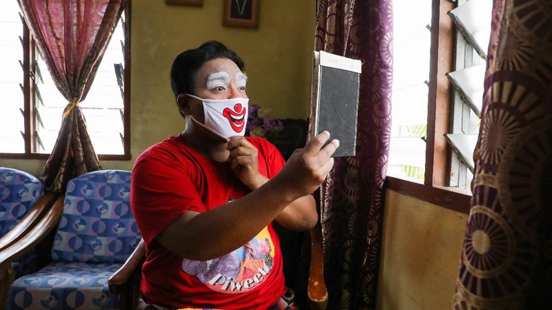 Shaharul Hisam bin Baharuddin, 43, dressed as a clown, disinfects a prayer room inside a shopping mall in Taiping, Malaysia September 10, 2021. Picture taken September 10, 2021. REUTERS/Lim Huey Teng