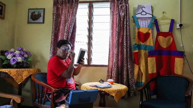 Shaharul Hisam bin Baharuddin, 43, dressed as a clown, disinfects a prayer room inside a shopping mall in Taiping, Malaysia September 10, 2021. Picture taken September 10, 2021. REUTERS/Lim Huey Teng