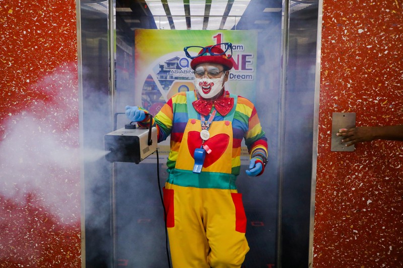 HEALTH-CORONAVIRUS/MALAYSIA-CLOWN Shaharul Hisam bin Baharuddin, 43, dressed as a clown, disinfects a prayer room inside a shopping mall in Taiping, Malaysia September 10, 2021. Picture taken September 10, 2021. REUTERS/Lim Huey Teng
