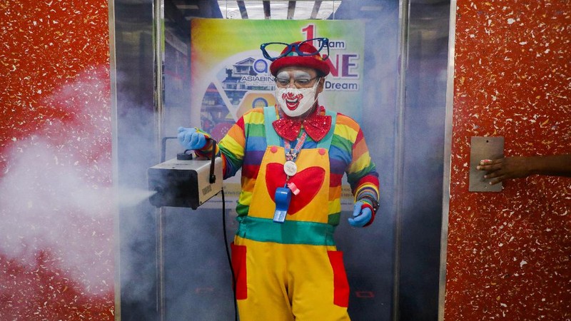 Shaharul Hisam bin Baharuddin, 43, dressed as a clown, disinfects a prayer room inside a shopping mall in Taiping, Malaysia September 10, 2021. Picture taken September 10, 2021. REUTERS/Lim Huey Teng