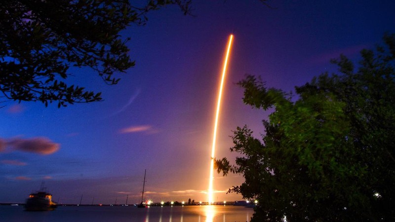 In this image taken from SpaceX video, passengers aboard a SpaceX capsule react as the capsule parachutes into the Atlantic Ocean off the Florida coast, Saturday, Sept. 18, 2021. The all-amateur crew was the first to circle the world without a professional astronaut.  (SpaceX via AP)
