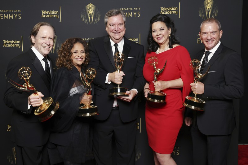 Showrunner Peter Morgan, Sutradara Jessica Hobbs, Produser Eksekutif Stephen Daldry, Robert Fox, Matthew Byam Shaw dan Suzanne Mackie, dan Produser Oona O'Beirn, berpose di Netflix UK Primetime Emmy Red Carpet untuk Showrunner Peter Morgan, Director Jessica Hobbs, Executive Producers Stephen Daldry, Robert Fox, Matthew Byam Shaw and Suzanne Mackie, and Producer Oona O'Beirn, pose at the Netflix UK Primetime Emmy Red Carpet for