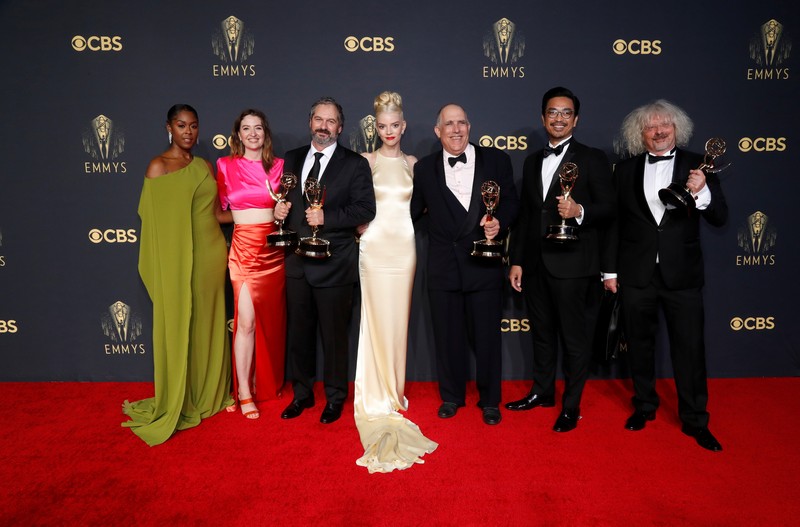 Showrunner Peter Morgan, Sutradara Jessica Hobbs, Produser Eksekutif Stephen Daldry, Robert Fox, Matthew Byam Shaw dan Suzanne Mackie, dan Produser Oona O'Beirn, berpose di Netflix UK Primetime Emmy Red Carpet untuk Showrunner Peter Morgan, Director Jessica Hobbs, Executive Producers Stephen Daldry, Robert Fox, Matthew Byam Shaw and Suzanne Mackie, and Producer Oona O'Beirn, pose at the Netflix UK Primetime Emmy Red Carpet for