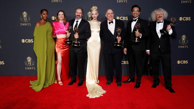 Showrunner Peter Morgan, Director Jessica Hobbs, Executive Producers Stephen Daldry, Robert Fox, Matthew Byam Shaw and Suzanne Mackie, and Producer Oona O'Beirn, pose at the Netflix UK Primetime Emmy Red Carpet for 