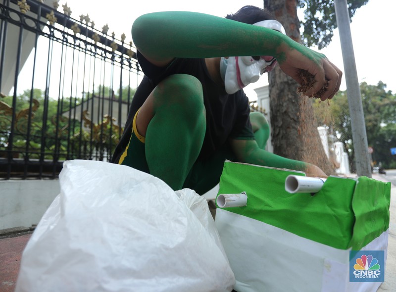Demo Petani tembakau Sejumlah aliansi petani tembakau Indonesia menggelar aksi treatrikal didepan pintu masuk Sekertaris Presiden (SEKNEG), Jakarta, Senin (20/9/2021). Rencana kenaikan cukai rokok tahun depan menimbulkan kekhawatiran serapan tembakau petani dari industri hasil tembakau (IHT) turun. Dampak tersebut membuat etani tembakau semakin merana karena harga jual tembakau di tingkat petani mengalami penurunan. Pantauan dilokasi aksi teater ikal bejalan hanya beberapa menit dan langsung dibubarkan oleh pihak pengaman Sekneg. Sebelumnya kordinator aksi melakukan mediasi kedalam pagar untuk bisa mendapatkan izin kepada pihak pengaman setempat. (CNBC Indonesia/ Tri Susilo)