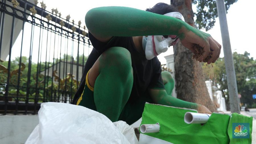 Sejumlah aliansi petani tembakau Indonesia menggelar aksi treatrikal didepan pintu masuk Sekertaris Presiden (SEKNEG), Jakarta, Senin (20/9/2021). Rencana kenaikan cukai rokok tahun depan menimbulkan kekhawatiran serapan tembakau petani dari industri hasil tembakau (IHT) turun. Dampak tersebut membuat etani tembakau semakin merana karena harga jual tembakau di tingkat petani mengalami penurunan. Pantauan dilokasi aksi teater ikal bejalan hanya beberapa menit dan langsung dibubarkan oleh pihak pengaman Sekneg. Sebelumnya kordinator aksi melakukan mediasi kedalam pagar untuk bisa mendapatkan izin kepada pihak pengaman setempat.  (CNBC Indonesia/ Tri Susilo)