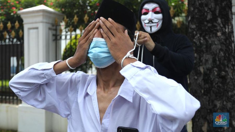 Sejumlah aliansi petani tembakau Indonesia menggelar aksi treatrikal didepan pintu masuk Sekertaris Presiden (SEKNEG), Jakarta, Senin (20/9/2021). Rencana kenaikan cukai rokok tahun depan menimbulkan kekhawatiran serapan tembakau petani dari industri hasil tembakau (IHT) turun. Dampak tersebut membuat etani tembakau semakin merana karena harga jual tembakau di tingkat petani mengalami penurunan. Pantauan dilokasi aksi teater ikal bejalan hanya beberapa menit dan langsung dibubarkan oleh pihak pengaman Sekneg. Sebelumnya kordinator aksi melakukan mediasi kedalam pagar untuk bisa mendapatkan izin kepada pihak pengaman setempat.  (CNBC Indonesia/ Tri Susilo)