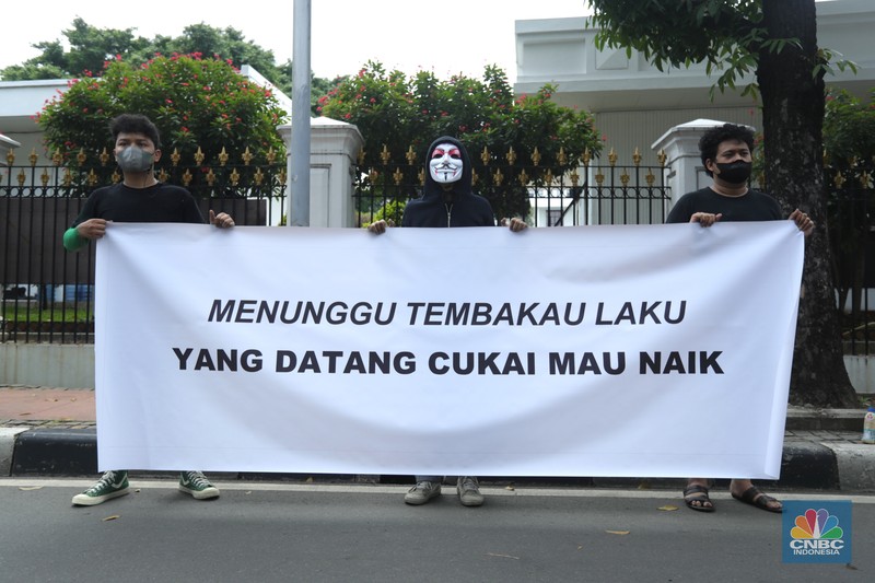 Demo Petani tembakau Sejumlah aliansi petani tembakau Indonesia menggelar aksi treatrikal didepan pintu masuk Sekertaris Presiden (SEKNEG), Jakarta, Senin (20/9/2021). Rencana kenaikan cukai rokok tahun depan menimbulkan kekhawatiran serapan tembakau petani dari industri hasil tembakau (IHT) turun. Dampak tersebut membuat etani tembakau semakin merana karena harga jual tembakau di tingkat petani mengalami penurunan. Pantauan dilokasi aksi teater ikal bejalan hanya beberapa menit dan langsung dibubarkan oleh pihak pengaman Sekneg. Sebelumnya kordinator aksi melakukan mediasi kedalam pagar untuk bisa mendapatkan izin kepada pihak pengaman setempat. (CNBC Indonesia/ Tri Susilo)