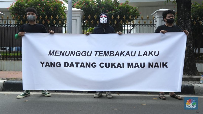 Sejumlah aliansi petani tembakau Indonesia menggelar aksi treatrikal didepan pintu masuk Sekertaris Presiden (SEKNEG), Jakarta, Senin (20/9/2021). Rencana kenaikan cukai rokok tahun depan menimbulkan kekhawatiran serapan tembakau petani dari industri hasil tembakau (IHT) turun. Dampak tersebut membuat etani tembakau semakin merana karena harga jual tembakau di tingkat petani mengalami penurunan. Pantauan dilokasi aksi teater ikal bejalan hanya beberapa menit dan langsung dibubarkan oleh pihak pengaman Sekneg. Sebelumnya kordinator aksi melakukan mediasi kedalam pagar untuk bisa mendapatkan izin kepada pihak pengaman setempat.  (CNBC Indonesia/ Tri Susilo)