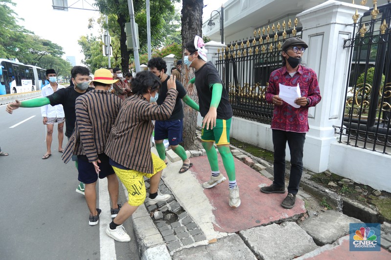 Demo Petani tembakau Sejumlah aliansi petani tembakau Indonesia menggelar aksi treatrikal didepan pintu masuk Sekertaris Presiden (SEKNEG), Jakarta, Senin (20/9/2021). Rencana kenaikan cukai rokok tahun depan menimbulkan kekhawatiran serapan tembakau petani dari industri hasil tembakau (IHT) turun. Dampak tersebut membuat etani tembakau semakin merana karena harga jual tembakau di tingkat petani mengalami penurunan. Pantauan dilokasi aksi teater ikal bejalan hanya beberapa menit dan langsung dibubarkan oleh pihak pengaman Sekneg. Sebelumnya kordinator aksi melakukan mediasi kedalam pagar untuk bisa mendapatkan izin kepada pihak pengaman setempat. (CNBC Indonesia/ Tri Susilo)