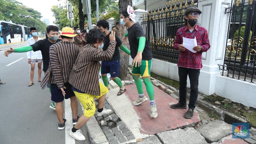 Sejumlah aliansi petani tembakau Indonesia menggelar aksi treatrikal didepan pintu masuk Sekertaris Presiden (SEKNEG), Jakarta, Senin (20/9/2021). Rencana kenaikan cukai rokok tahun depan menimbulkan kekhawatiran serapan tembakau petani dari industri hasil tembakau (IHT) turun. Dampak tersebut membuat etani tembakau semakin merana karena harga jual tembakau di tingkat petani mengalami penurunan. Pantauan dilokasi aksi teater ikal bejalan hanya beberapa menit dan langsung dibubarkan oleh pihak pengaman Sekneg. Sebelumnya kordinator aksi melakukan mediasi kedalam pagar untuk bisa mendapatkan izin kepada pihak pengaman setempat.  (CNBC Indonesia/ Tri Susilo)