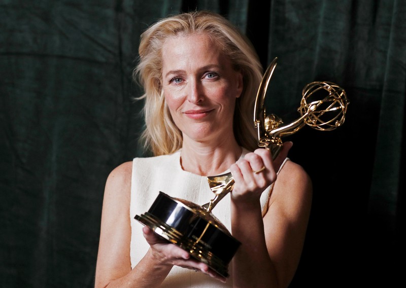 Showrunner Peter Morgan, Sutradara Jessica Hobbs, Produser Eksekutif Stephen Daldry, Robert Fox, Matthew Byam Shaw dan Suzanne Mackie, dan Produser Oona O'Beirn, berpose di Netflix UK Primetime Emmy Red Carpet untuk Showrunner Peter Morgan, Director Jessica Hobbs, Executive Producers Stephen Daldry, Robert Fox, Matthew Byam Shaw and Suzanne Mackie, and Producer Oona O'Beirn, pose at the Netflix UK Primetime Emmy Red Carpet for