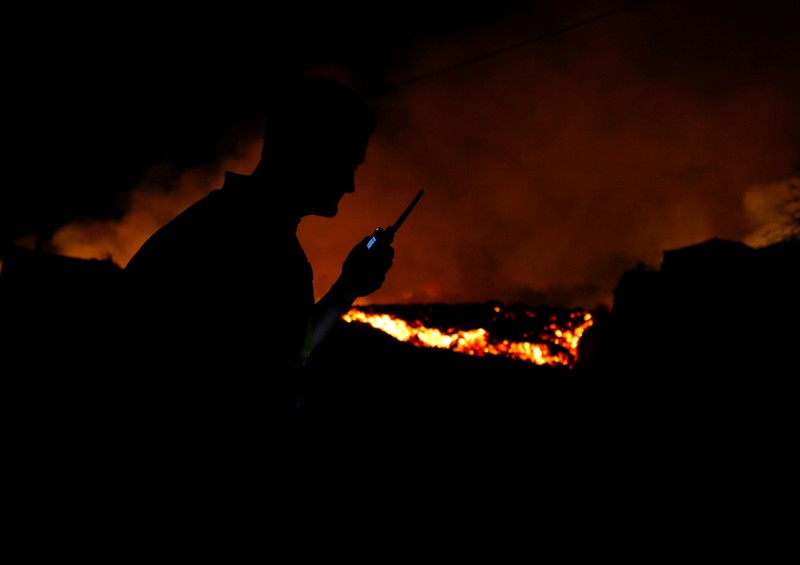 Gunung Berapi Cumbre Vieja di El Paso, spanyol Residents watch lava following the eruption of a volcano in the Cumbre Vieja national park at El Paso, on the Canary Island of La Palma, September 19, 2021. Pictures taken September 19, 2021. REUTERS/Borja Suarez