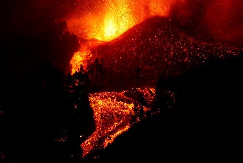 Gunung Berapi Cumbre Vieja di El Paso, spanyol Residents watch lava following the eruption of a volcano in the Cumbre Vieja national park at El Paso, on the Canary Island of La Palma, September 19, 2021. Pictures taken September 19, 2021. REUTERS/Borja Suarez