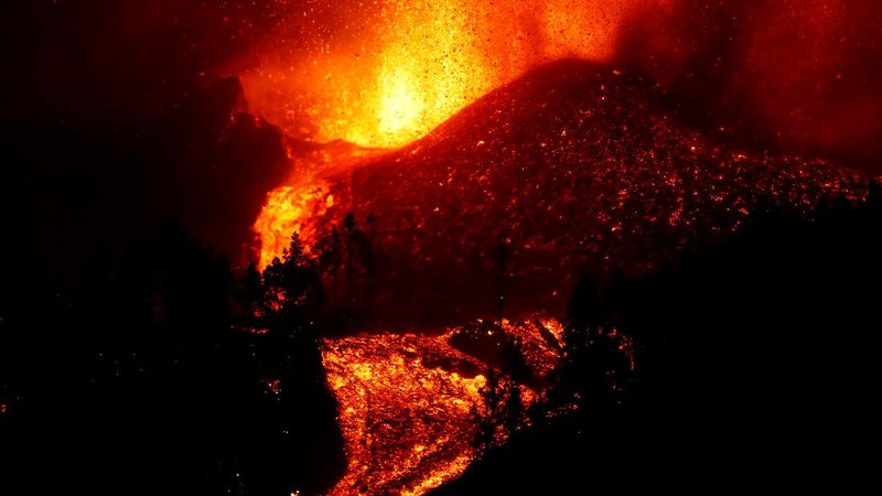 Residents watch lava following the eruption of a volcano in the Cumbre Vieja national park at El Paso, on the Canary Island of La Palma, September 19, 2021. Pictures taken September 19, 2021. REUTERS/Borja Suarez