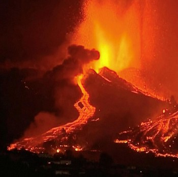 Potret Gunung Api Spanyol Meletus, 1000 Warga Dievakuasi
