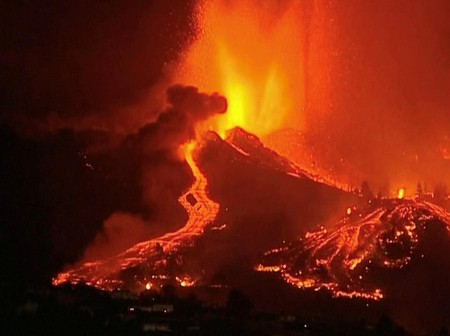 Seram Potret Lava Gunung Berapi Spanyol Sampai Lautan<script async src=