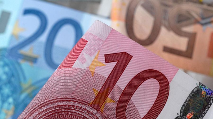 FILE PHOTO: A picture illustration of euro banknotes, April 25, 2014.    REUTERS/Dado Ruvic/File Photo