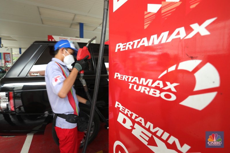 Pengendara motor mengatre untuk mengisi bahan bakar Pertalite di Stasiun Pengisian Bahan Bakar Umum (SPBU) kawasan Pondok Cabe, Tangerang Selatan, Banten, Kamis (17/9/2020). (CNBC Indonesia/Andrean Kristianto)