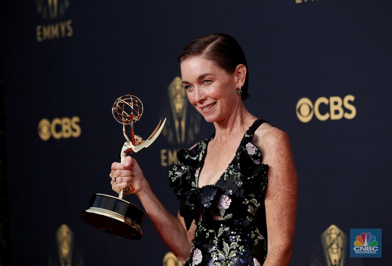 Showrunner Peter Morgan, Director Jessica Hobbs, Executive Producers Stephen Daldry, Robert Fox, Matthew Byam Shaw and Suzanne Mackie, and Producer Oona O'Beirn, pose at the Netflix UK Primetime Emmy Red Carpet for 