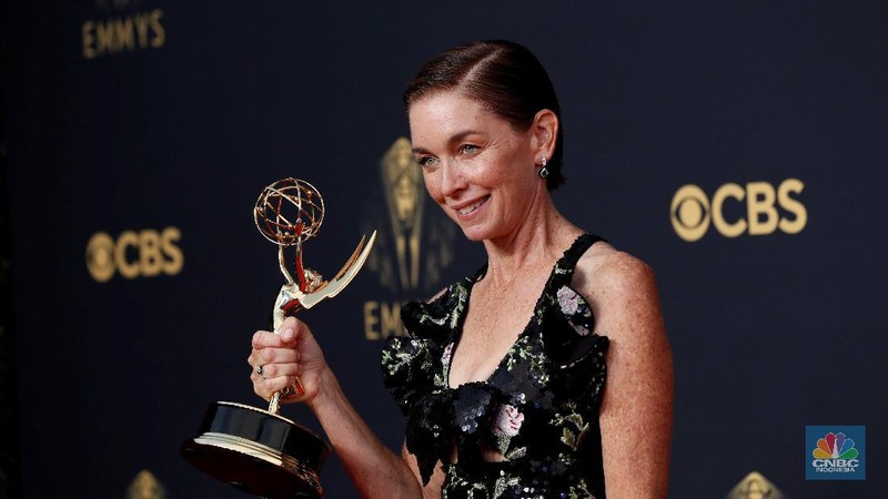 Showrunner Peter Morgan, Director Jessica Hobbs, Executive Producers Stephen Daldry, Robert Fox, Matthew Byam Shaw and Suzanne Mackie, and Producer Oona O'Beirn, pose at the Netflix UK Primetime Emmy Red Carpet for 
