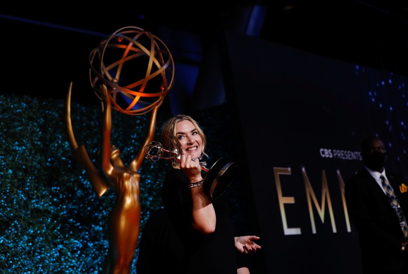 Showrunner Peter Morgan, Sutradara Jessica Hobbs, Produser Eksekutif Stephen Daldry, Robert Fox, Matthew Byam Shaw dan Suzanne Mackie, dan Produser Oona O'Beirn, berpose di Netflix UK Primetime Emmy Red Carpet untuk Showrunner Peter Morgan, Director Jessica Hobbs, Executive Producers Stephen Daldry, Robert Fox, Matthew Byam Shaw and Suzanne Mackie, and Producer Oona O'Beirn, pose at the Netflix UK Primetime Emmy Red Carpet for