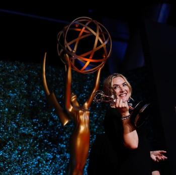 Tanpa Masker, Potret Meriahnya Emmy Awards ke-73 di AS