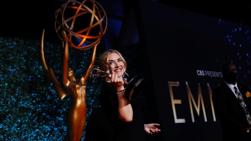 Showrunner Peter Morgan, Director Jessica Hobbs, Executive Producers Stephen Daldry, Robert Fox, Matthew Byam Shaw and Suzanne Mackie, and Producer Oona O'Beirn, pose at the Netflix UK Primetime Emmy Red Carpet for 