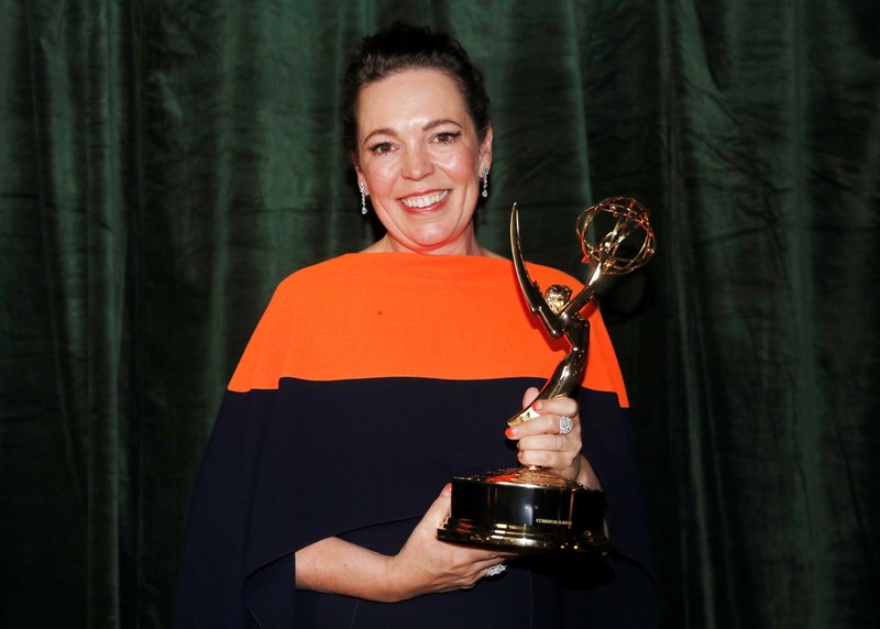 Showrunner Peter Morgan, Sutradara Jessica Hobbs, Produser Eksekutif Stephen Daldry, Robert Fox, Matthew Byam Shaw dan Suzanne Mackie, dan Produser Oona O'Beirn, berpose di Netflix UK Primetime Emmy Red Carpet untuk Showrunner Peter Morgan, Director Jessica Hobbs, Executive Producers Stephen Daldry, Robert Fox, Matthew Byam Shaw and Suzanne Mackie, and Producer Oona O'Beirn, pose at the Netflix UK Primetime Emmy Red Carpet for
