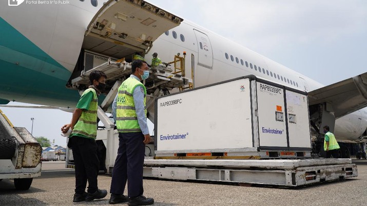 Pekerja melakukan bongkar muat Vaksin COVID-19 Sinovac setibanya di Bandara Soekarno-Hatta, Tangerang, Banten, Senin (20/9/2021). Indonesia menerima vaksin Sinovac sebanyak 5.000.000 dosis vaksin jadi dan siap pakai. Kedatangan vaksin COVID-19 merupakan tahap ke-70 yang diperoleh melalui skema pengadaan pembelian secara langsung. (InfoPublik/Kominfo/Ryiadhy) Pekerja melakukan bongkar muat Vaksin COVID-19 Sinovac setibanya di Bandara Soekarno-Hatta, Tangerang, Banten, Senin (20/9/2021). Indonesia menerima vaksin Sinovac sebanyak 5.000.000 dosis vaksin jadi dan siap pakai. Kedatangan vaksin COVID-19 merupakan tahap ke-70 yang diperoleh melalui skema pengadaan pembelian secara langsung. (InfoPublik/Kominfo/Ryiadhy)