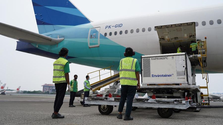 Pekerja melakukan bongkar muat Vaksin COVID-19 Sinovac setibanya di Bandara Soekarno-Hatta, Tangerang, Banten, Senin (20/9/2021). Indonesia menerima vaksin Sinovac sebanyak 5.000.000 dosis vaksin jadi dan siap pakai. Kedatangan vaksin COVID-19 merupakan tahap ke-70 yang diperoleh melalui skema pengadaan pembelian secara langsung.  (InfoPublik/Kominfo/Ryiadhy)
