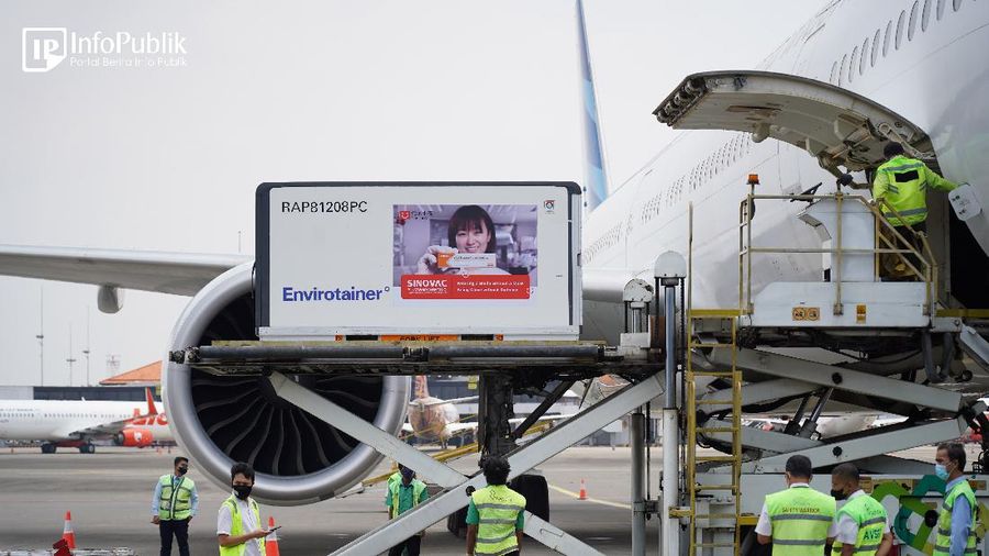 Pekerja melakukan bongkar muat Vaksin COVID-19 Sinovac setibanya di Bandara Soekarno-Hatta, Tangerang, Banten, Senin (20/9/2021). Indonesia menerima vaksin Sinovac sebanyak 5.000.000 dosis vaksin jadi dan siap pakai. Kedatangan vaksin COVID-19 merupakan tahap ke-70 yang diperoleh melalui skema pengadaan pembelian secara langsung. (InfoPublik/Kominfo/Ryiadhy)