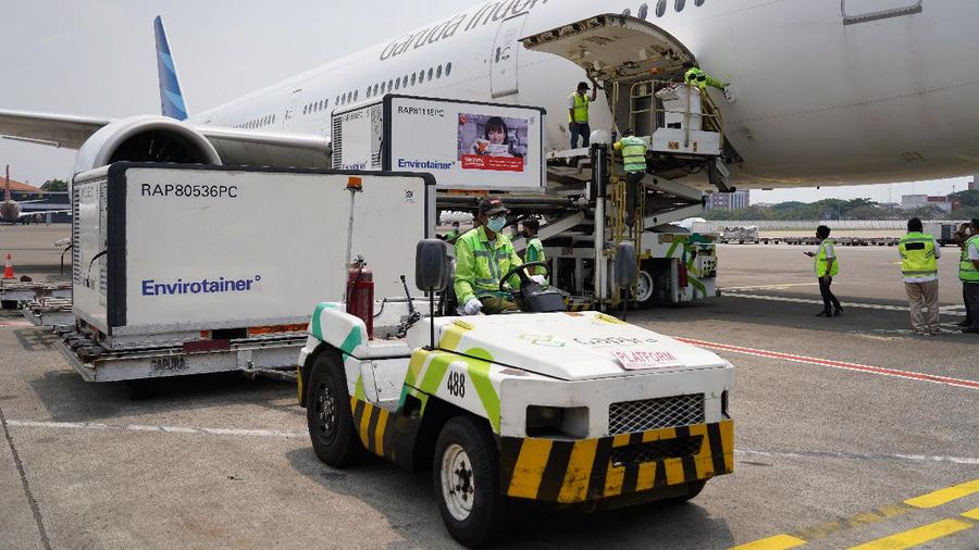 Pekerja melakukan bongkar muat Vaksin COVID-19 Sinovac setibanya di Bandara Soekarno-Hatta, Tangerang, Banten, Senin (20/9/2021). Indonesia menerima vaksin Sinovac sebanyak 5.000.000 dosis vaksin jadi dan siap pakai. Kedatangan vaksin COVID-19 merupakan tahap ke-70 yang diperoleh melalui skema pengadaan pembelian secara langsung.  (InfoPublik/Kominfo/Ryiadhy)