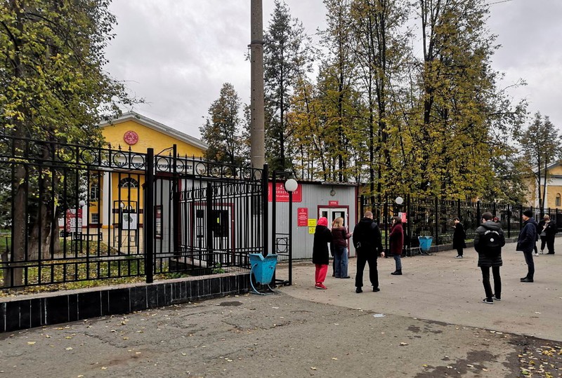 Penembakan di kampus Perm State University di Rusia tengah pada Senin Police block the road near the scene after a gunman opened fire at the Perm State University in Perm, Russia September 20, 2021, in this still image taken from video. REUTERS/Anna Vikhareva NO RESALES. NO ARCHIVES