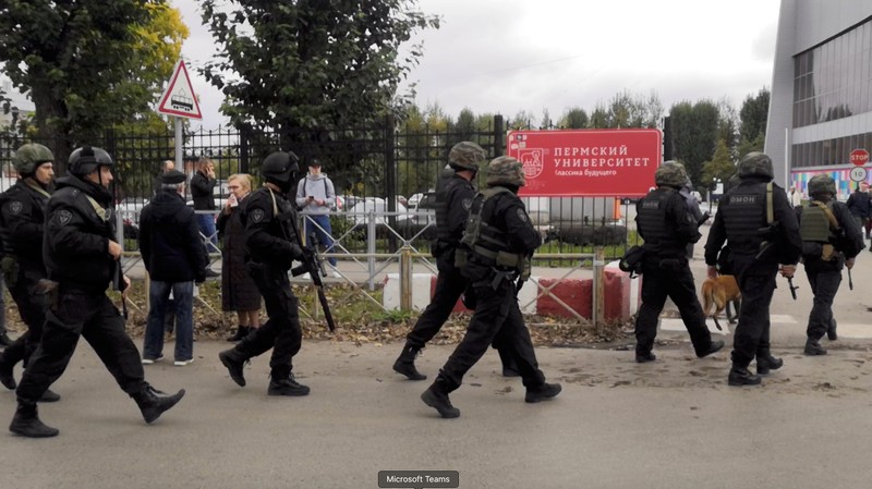 Penembakan di kampus Perm State University di Rusia tengah pada Senin Police block the road near the scene after a gunman opened fire at the Perm State University in Perm, Russia September 20, 2021, in this still image taken from video. REUTERS/Anna Vikhareva NO RESALES. NO ARCHIVES