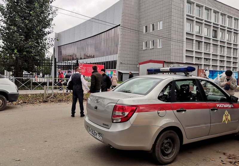 Penembakan di kampus Perm State University di Rusia tengah pada Senin Police block the road near the scene after a gunman opened fire at the Perm State University in Perm, Russia September 20, 2021, in this still image taken from video. REUTERS/Anna Vikhareva NO RESALES. NO ARCHIVES