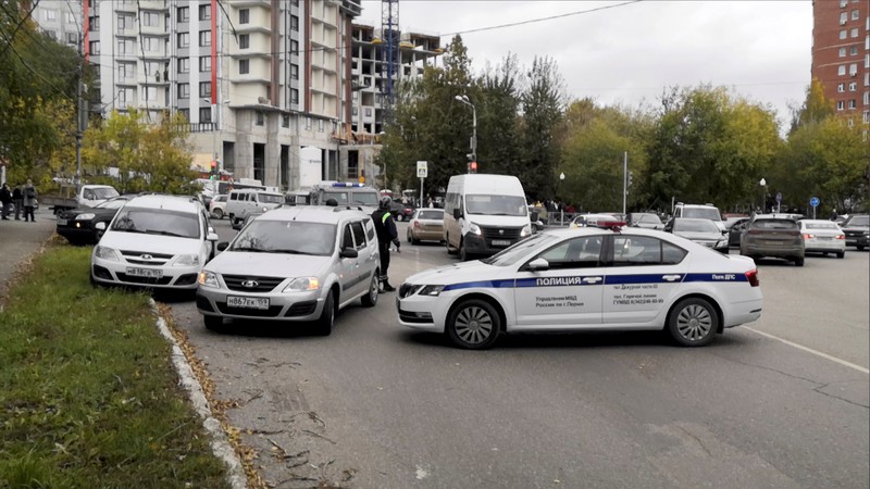 Penembakan di kampus Perm State University di Rusia tengah pada Senin Police block the road near the scene after a gunman opened fire at the Perm State University in Perm, Russia September 20, 2021, in this still image taken from video. REUTERS/Anna Vikhareva NO RESALES. NO ARCHIVES