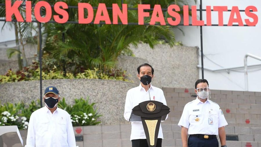 Presiden Jokowi melakukan Peresmian Rumah Susun, Kios, dan Fasilitas Pasar Rumput. (20/09/21). Turut mendampingi Men PUPR dan Gub DKI Jakarta.  (Biro Pers Sekretariat Presiden/Rusman)